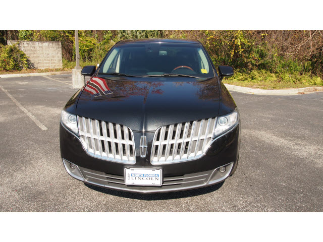 Lincoln MKT 2010 photo 2