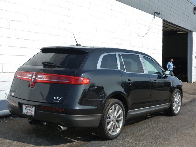 Lincoln MKT 2010 photo 2