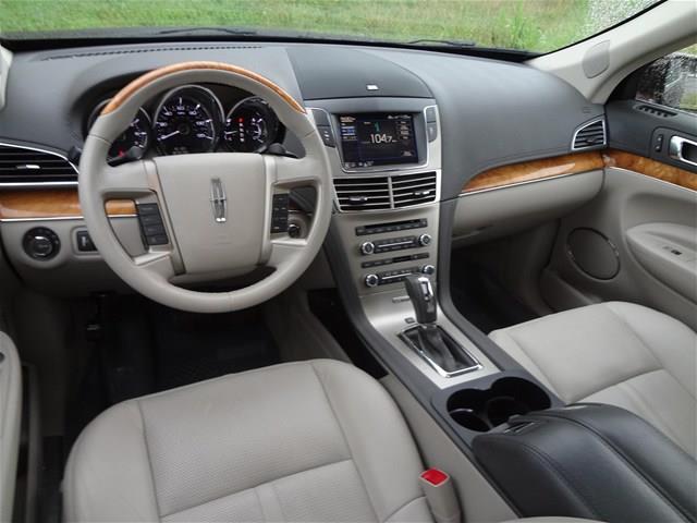 Lincoln MKT 2010 photo 2
