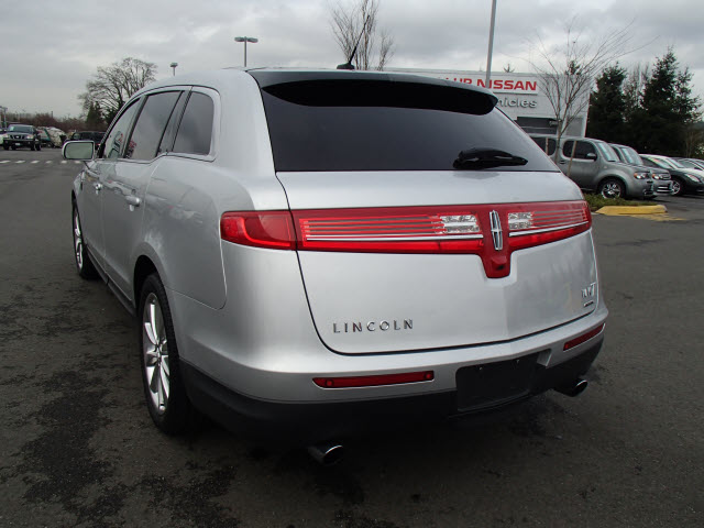 Lincoln MKT 2010 photo 1