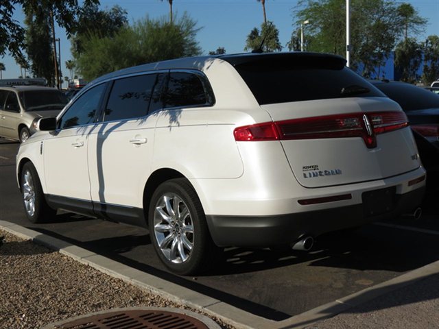 Lincoln MKT 2010 photo 3