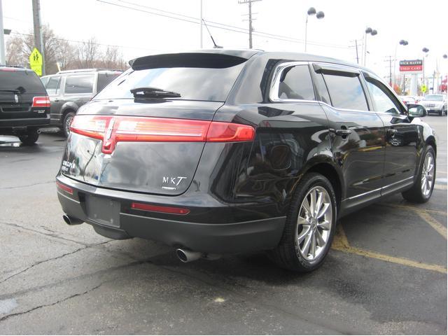 Lincoln MKT 2010 photo 2