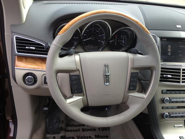 Lincoln MKT 2012 photo 2