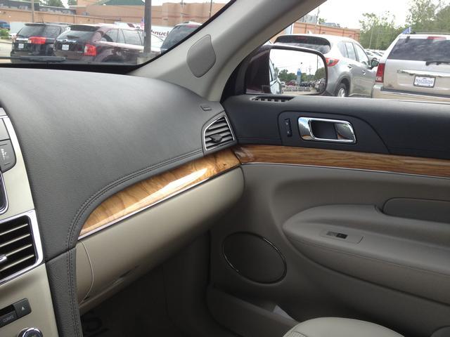 Lincoln MKT 2012 photo 9