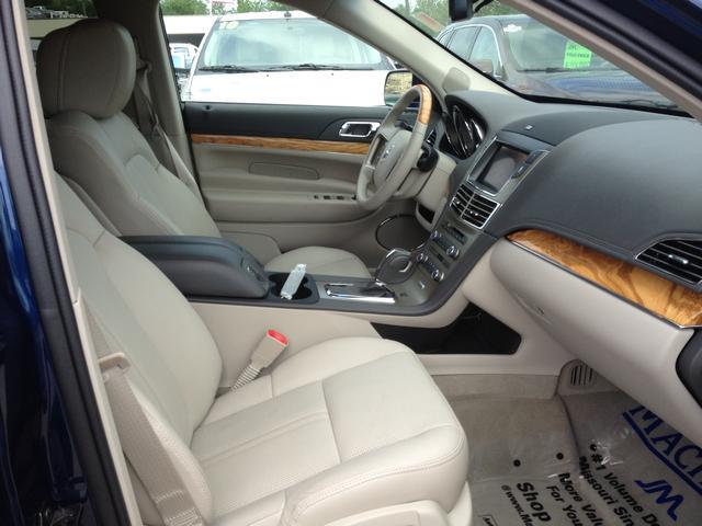 Lincoln MKT 2012 photo 2