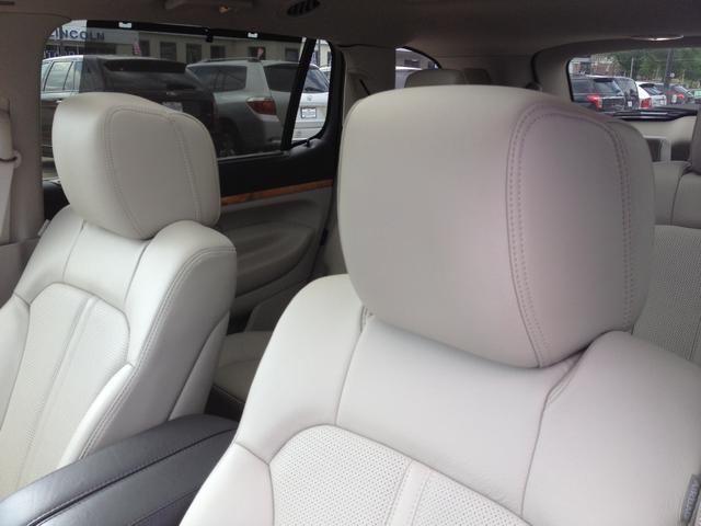Lincoln MKT 2012 photo 8