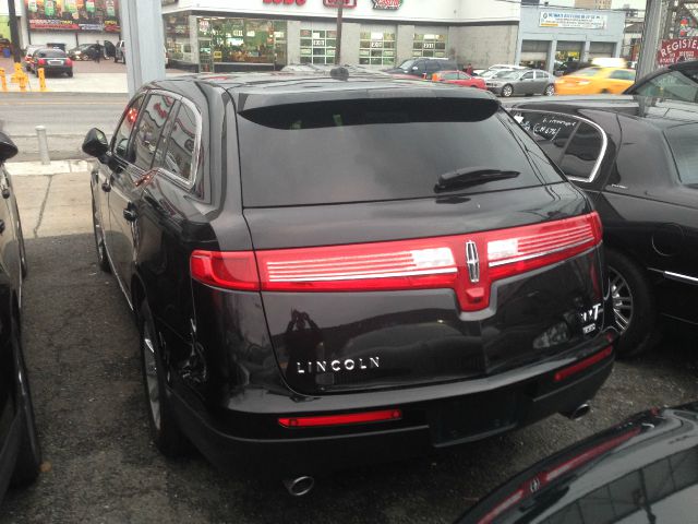 Lincoln MKT 2014 photo 2