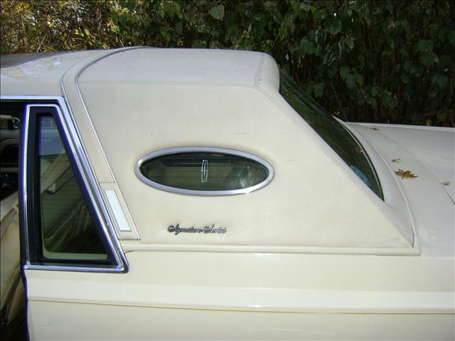 Lincoln Mark VI 1983 photo 2
