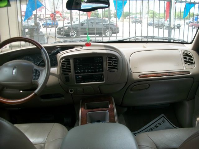 Lincoln Navigator 2002 photo 2