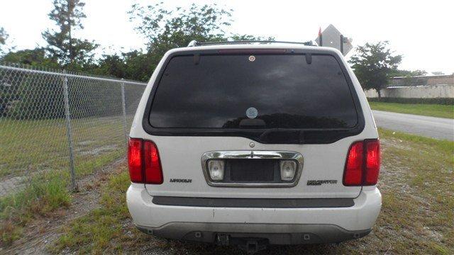 Lincoln Navigator 2002 photo 3