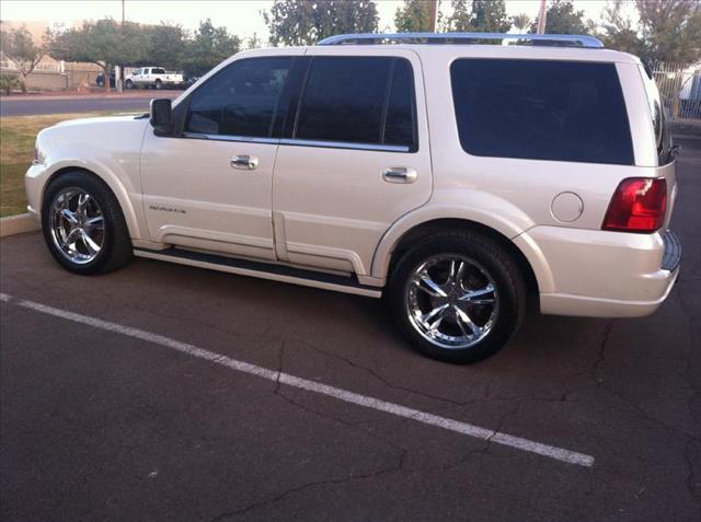 Lincoln Navigator 2004 photo 2