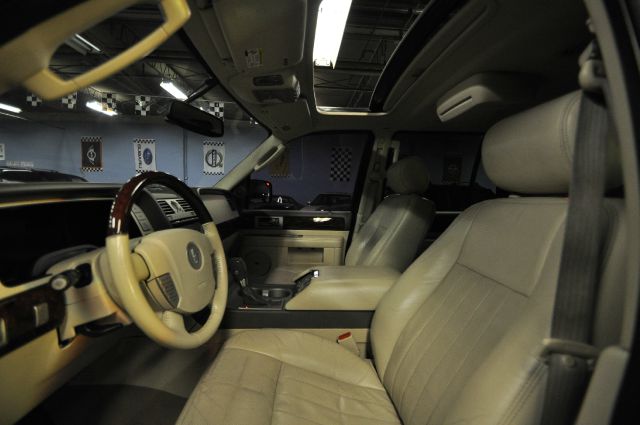 Lincoln Navigator 2004 photo 2