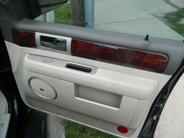 Lincoln Navigator 2004 photo 16