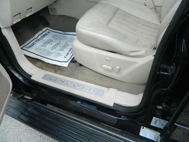 Lincoln Navigator 2004 photo 2