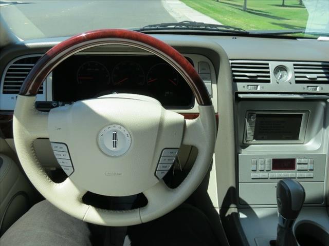 Lincoln Navigator 2004 photo 3