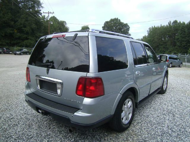 Lincoln Navigator 2005 photo 2
