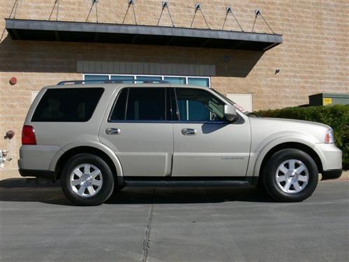 Lincoln Navigator 2005 photo 2