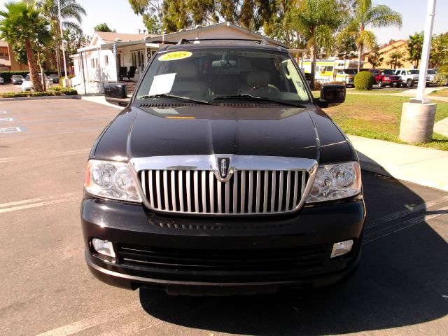 Lincoln Navigator 2005 photo 2