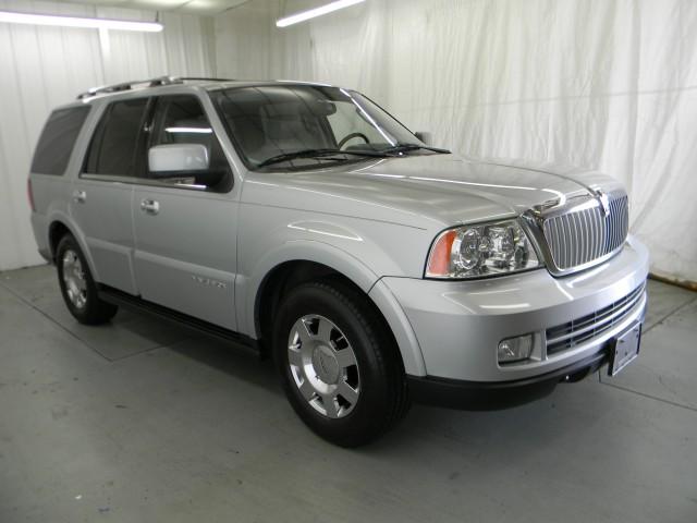 Lincoln Navigator 2005 photo 2