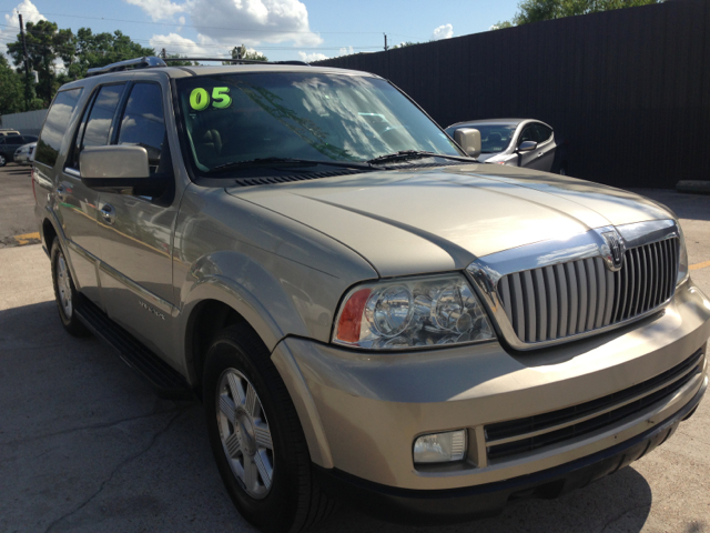 Lincoln Navigator 2005 photo 2