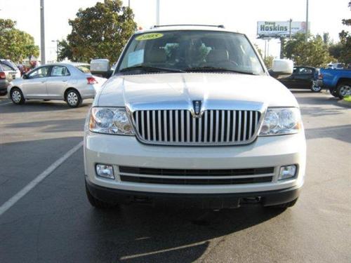 Lincoln Navigator 2005 photo 2