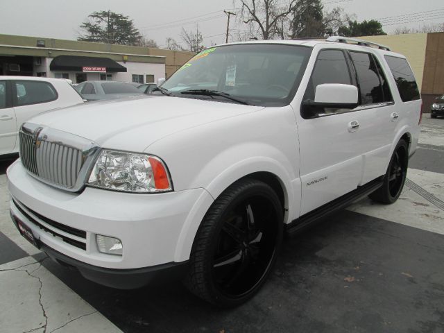 Lincoln Navigator 2005 photo 1