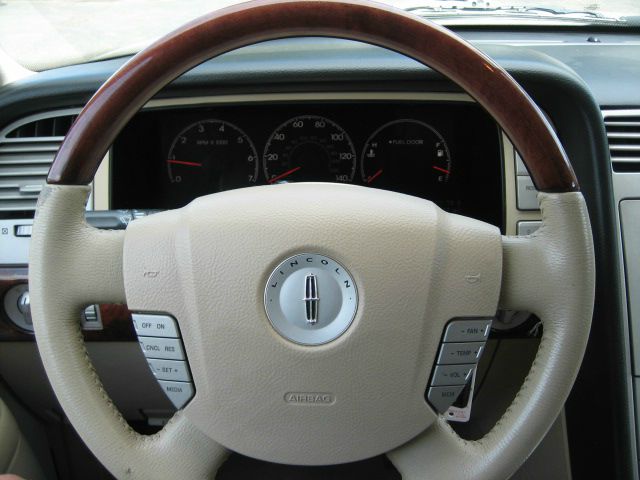 Lincoln Navigator 2005 photo 0