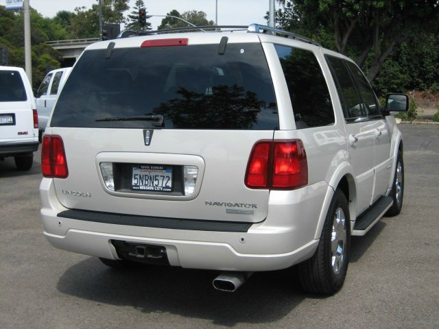 Lincoln Navigator 2005 photo 2