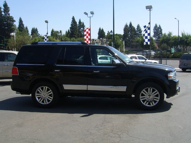 Lincoln Navigator 2010 photo 2