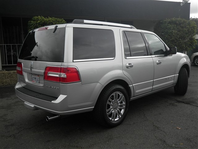 Lincoln Navigator 2010 photo 2