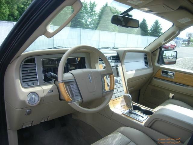 Lincoln Navigator 2010 photo 2