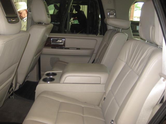 Lincoln Navigator 2011 photo 2