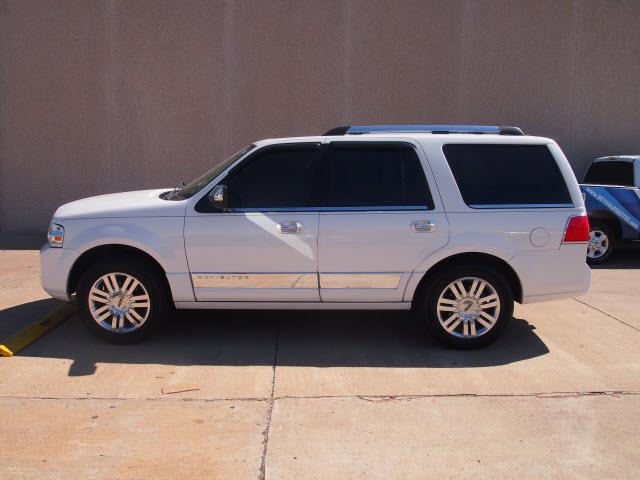 Lincoln Navigator 2011 photo 2