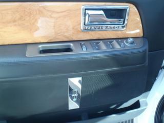 Lincoln Navigator 2011 photo 2