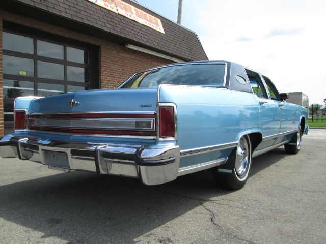Lincoln Town Car 1978 photo 2