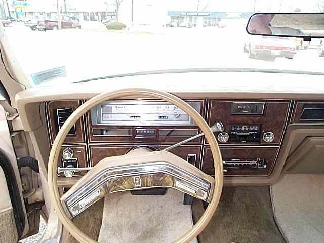Lincoln Town Car 1979 photo 2