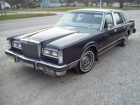 Lincoln Town Car 1984 photo 3