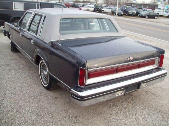 Lincoln Town Car 1984 photo 2