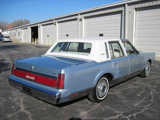 Lincoln Town Car 1985 photo 1