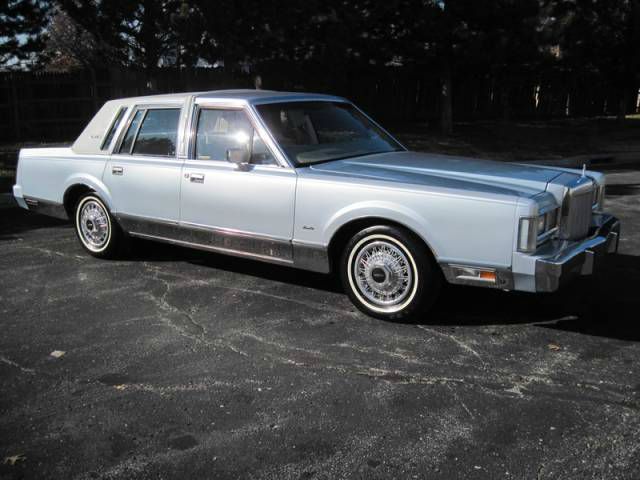 Lincoln Town Car 1985 photo 2