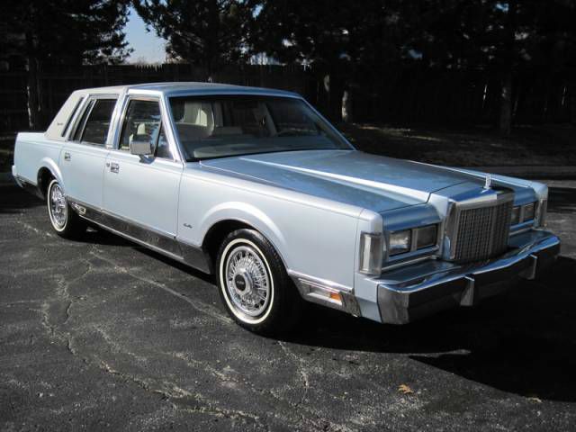 Lincoln Town Car 1985 photo 3