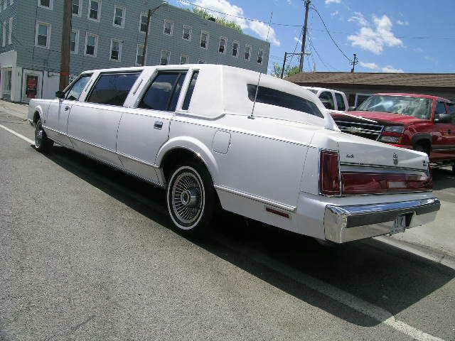 Lincoln Town Car 1985 photo 1