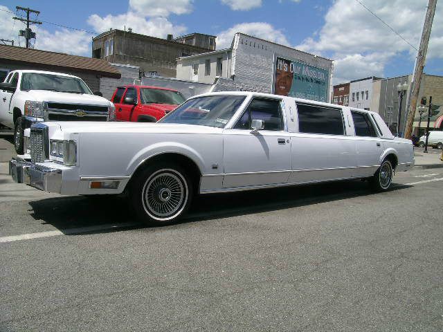 Lincoln Town Car 1985 photo 2