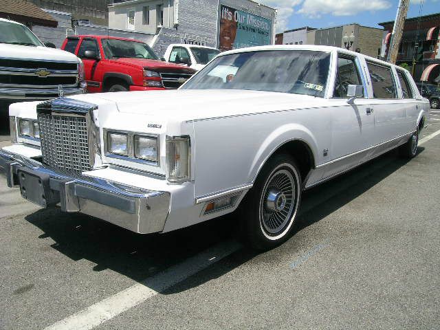 Lincoln Town Car 1985 photo 4
