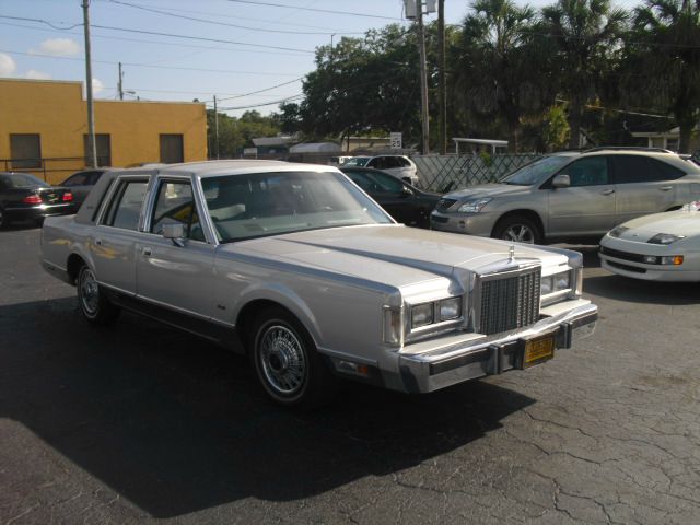 Lincoln Town Car 1986 photo 2
