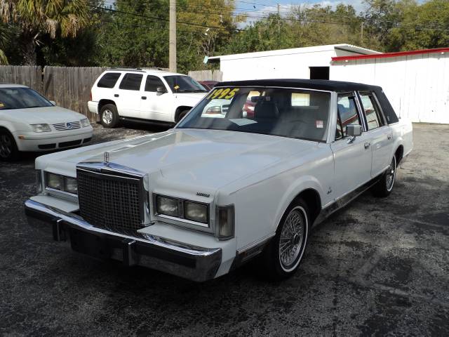 Lincoln Town Car 1987 photo 1