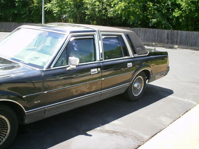 Lincoln Town Car 1988 photo 3