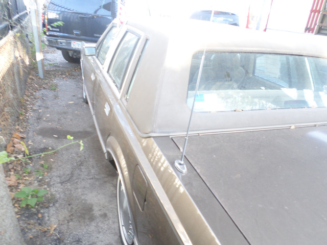 Lincoln Town Car 1988 photo 2