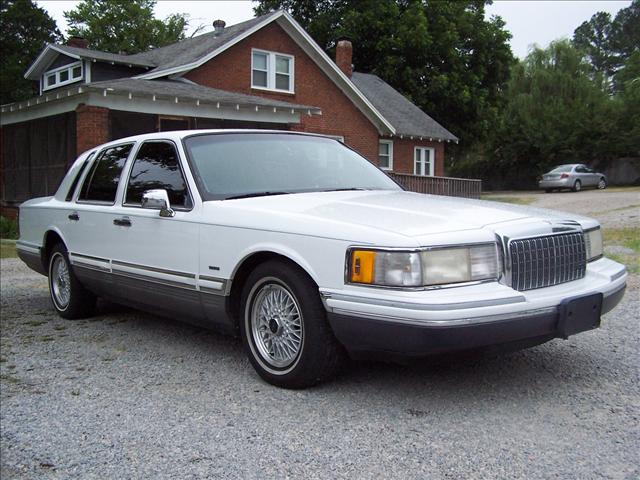 Lincoln Town Car DOWN 4.9 WAC Sedan