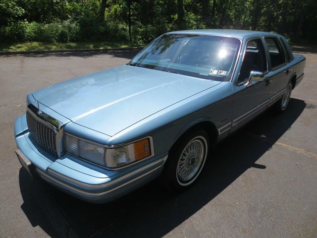 Lincoln Town Car DOWN 4.9 WAC Sedan